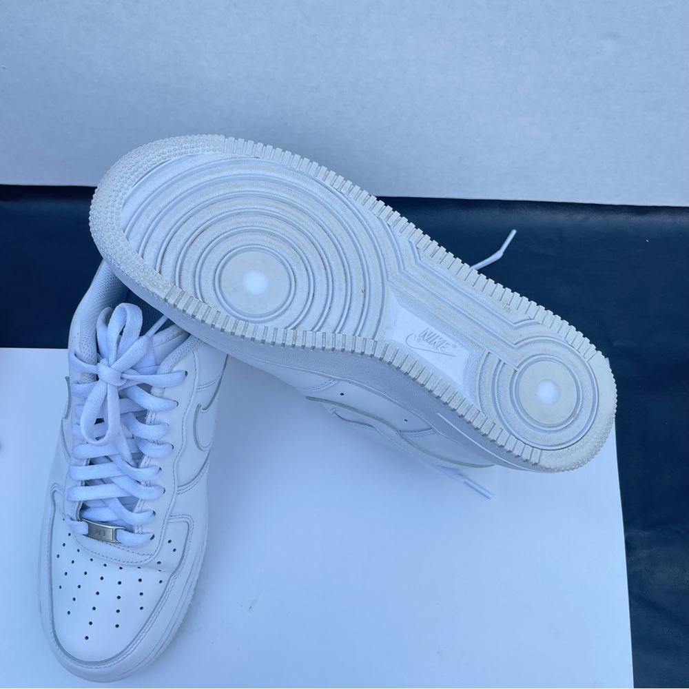 Nike Air Force 1 Men’s Size 10.5 White Athletic Lifestyle Shoes Sneakers - Picture 6 of 9